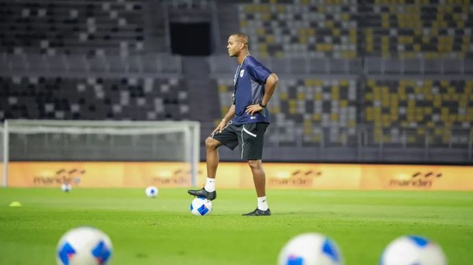 Arsip - Pelatih Timnas Indonesia Patrick Kluivert memimpin sesi latihan resmi jelang pertandingan Fifa Matchday di Stadion Gelora Bung Tomo, Surabaya, Jawa Timur, Kamis (4/9/2025).