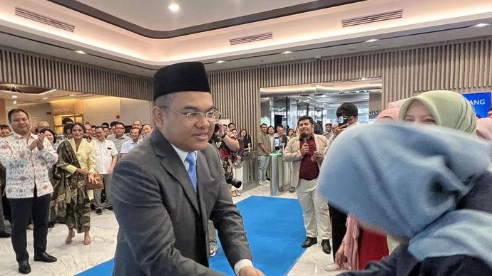 Wakil Kepala Badan Pengaturan Badan Usaha Milik Negara (BP BUMN) Tedi Bharata disambut oleh pegawai BP BUMN di Kantor BP BUMN, Jakarta, Rabu (8/10/2025).