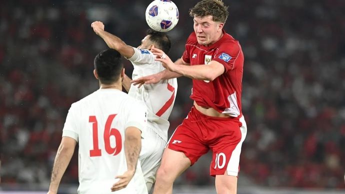 Arsip - Pesepak bola Timnas Indonesia Ole Romeny (kanan) berebut bola di udara dengan pesepak bola Timnas Bahrain Ali Madan (tengah) dalam pertandingan Grup C putaran ketiga Kualifikasi Piala Dunia 2026 zona Asia di Stadion Utama Gelora Bung Karno, Senayan, Jakarta, Selasa, 25 Maret 2025. ANTARA FOTO/Muhammad Adimaja/sgd/Spt.