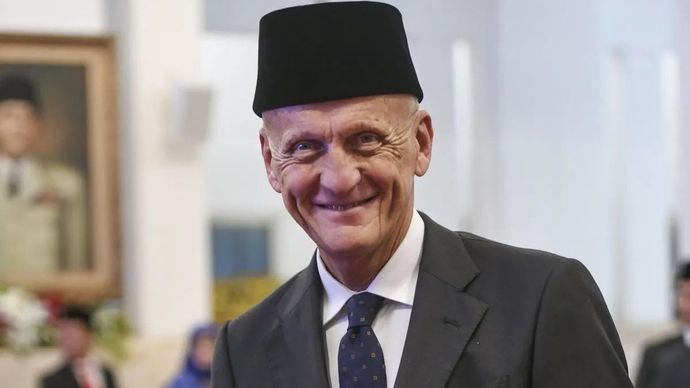 Arsip - Ketua Komisi Wasit Federasi sepak bola dunia (FIFA) Pierluigi Collina menghadiri pemberian tanda Bintang Jasa Pratama kepada Presiden FIFA Gianni Infantino di Istana Negara, Jakarta, Jumat 10 November 2023. ANTARA FOTO/Hafidz Mubarak A/rwa
