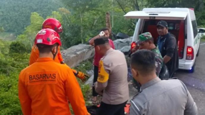 Tim SAR mengevakuasi korban truk masuk jurang di Aceh Besar, Rabu, 8 Oktober 2025. ANTARA/HO-Kantor SAR Banda Aceh