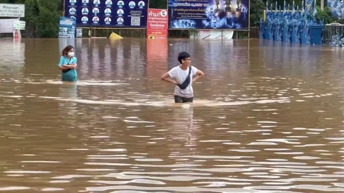 Tim militer dan penyelamat bekerja tanpa henti untuk mengevakuasi warga yang terjebak di rumah mereka akibat banjir parah yang terus melanda provinsi Chiang Rai di wilayah utara Thailand.