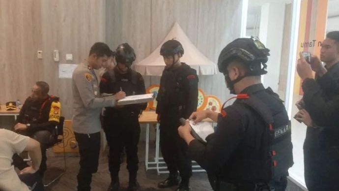 Kapolsek Kelapa Gading Kompol Seto Handoko Putra mendampingi tim gegana melakukan penyisiran di sekolah internasional North Jakarta Intercultural School (NJIS) yang mendapatkan teror bom di Jalan Noulevard Bukit Gading Raya, Kelurahan Kelapa Gading Barat, Kecamatan Kelapa Gading, Jakarta Utara, Rabu (8/10/2025).