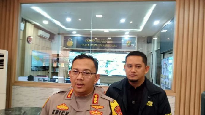 Kapolres Metro Jakarta Utara Kombes Pol Erick Frendriz didampingi Kasat Reskrim Kompol Onkoseno saat jumpa pers di Polres Metro Jakarta Utara pada Rabu (8/10/2025). 
