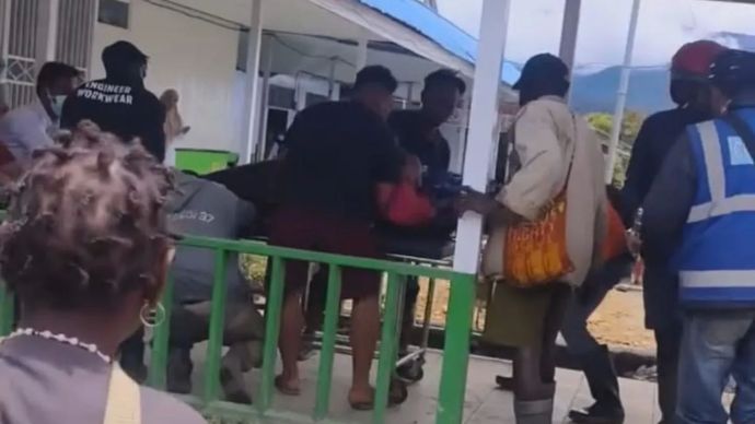 Sejumlah karyawan PT TJP mengevakuasi rekan mereka, Anselmus Arfin (25) yang ditembak oleh Kelompok Kriminal Bersenjata (KKB) pimpinan Daniel Aibon Kogoya ke RSUD Sugapa, Kabupaten Intan Jaya, Rabu (8/20/2025). 