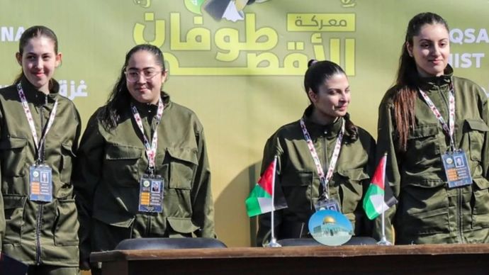 Kelompok perlawanan Palestina, Hamas, menyerahkan empat tentara perempuan Israel pada Sabtu sebagai bagian dari kesepakatan gencatan senjata Gaza dan pertukaran tahanan dengan Israel. /ANTARA/Anadolu/py
