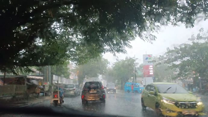 Badan Meteorologi, Klimatologi dan Geofisika (BMKG) memperkirakan hujan lebat yang dapat disertai angin kencang diperkirakan terjadi hingga Kamis, 9 Oktober 2025. ANTARA/Karel A Polakitan