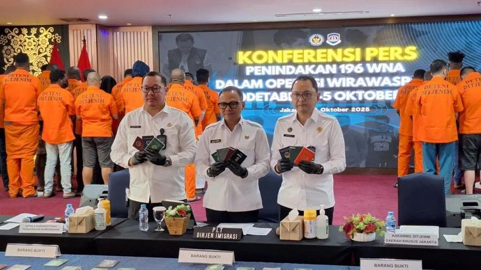 Plt. Dirjen Imigrasi Yuldi Yusman (tengah) memperlihatkan barang bukti penangkapan 196 orang warga negara asing (WNA) di Kantor Kementerian Imipas, Jakarta, Rabu (8/10/2025). Direktorat Jenderal Imigrasi (Ditjen Imigrasi) Kementerian Imigrasi dan Pemasyarakatan (Imipas) melakukan penindakan terhadap 196 warga negara asing dari beberapa negara lantaran melanggar aturan keimigrasian Republik Indonesia. ANTARA/Fianda Sjofjan Rassat.