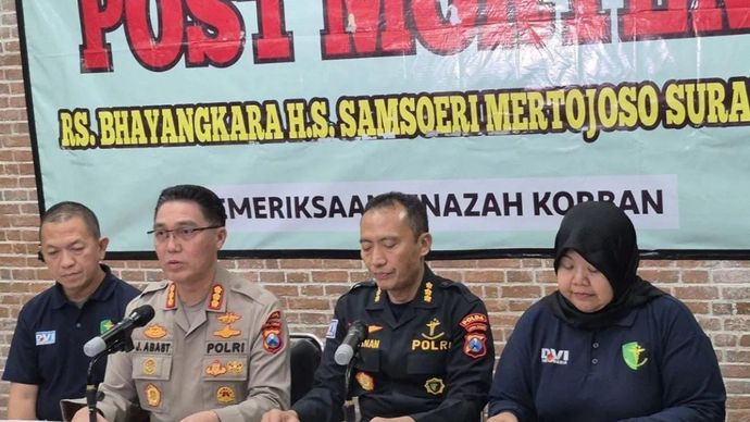 Kabid Humas Polda Jatim Kombes Pol Jules Abraham Abast (kedua kiri) saat memberikan keterangan kepada wartawan di Surabaya, Selasa malam 7 Oktober 2025. ANTARA/Willi Irawan