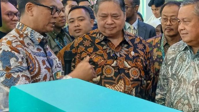 Direktur Utama PT Bank Syariah Indonesia Tbk Anggoro Eko Cahyo (kiri) menunjukkan produk emas BSI kepada Menteri Koordinator Bidang Perekonomian Airlangga Hartarto (tengah) dan Gubernur Bank Indonesia Perry Warjiyo (kanan) dalam gelaran Indonesia Sharia Economic Festival (ISEF) 2025 di Jakarta, Rabu (8/10/2025). Per hari ini, total bisnis emas BSI telah mencapai Rp17 triliun. ANTARA/Uyu Septiyati Liman.