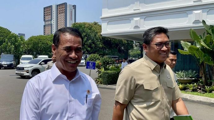 Menteri Pertanian Andi Amran Sulaiman (kiri) dan Wakil Menteri Pertanian Sudaryono tiba di Istana Kepresidenan RI, Jakarta, Kamis (9/10/2025) untuk mengikuti rapat terbatas membahas swasembada pangan dan Kampung Nelayan Merah Putih yang dipimpin oleh Presiden Prabowo Subianto. ANTARA/HO-Dokumentasi Pribadi.