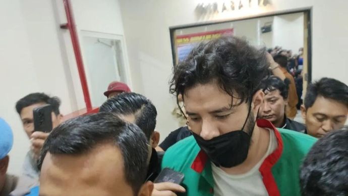 Arsip foto - Artis Ammar Zoni yang telah menjadi tersangka kasus penyalahgunaan narkoba jenis sabu-sabu dan ganja kembali dari jumpa pers pada Jumat 15 Desember 2023. ANTARA/Risky Syukur