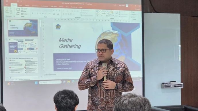 Direktur Jenderal Strategi Ekonomi dan Fiskal Kemenkeu Febrio Kacaribu menyampaikan paparan di Jakarta, Kamis, 9 Oktober 2025 (ANTARA/Bayu Saputra)