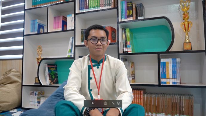 siswi kelas 12 SMA Garuda