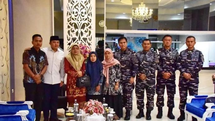 Sekretaris Kabinet (Seskab) Teddy Indra Wijaya (dua kiri) dan Kepala Staf TNI Angkatan Laut (KSAL) Laksamana TNI Muhammad Ali (empat kanan) menyerahkan santunan dari Presiden Prabowo Subianto kepada keluarga prajurit TNI yang gugur dalam tugas menjelang HUT ke-80 TNI dalam acara pertemuan di Wisma Elang Laut, Jakarta, Kamis 9 Oktober 2025. ANTARA/HO-Dokumentasi Korps Marinir TNI AL.