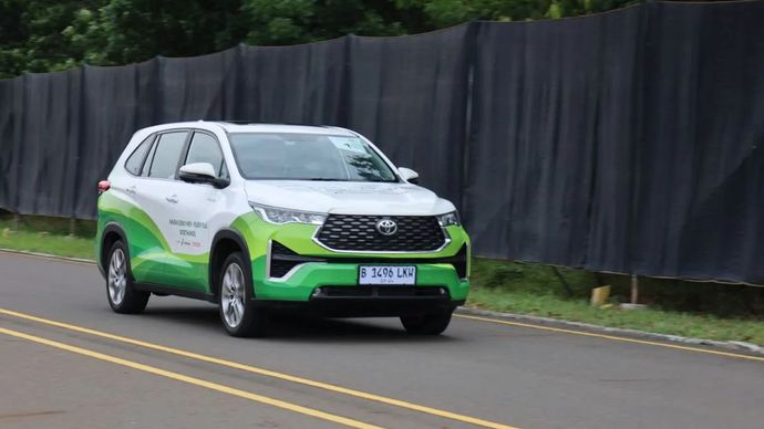 Kijang Innova hybrid yang menggunakan energi bioetanol pada area fasilitas manufaktur Toyota di Karawang, Jawa Barat, Kamis, 5 September 2025. ANTARA/HO/TMMIN