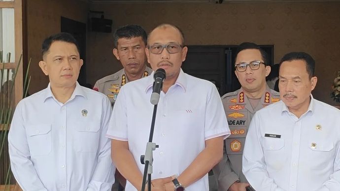 Direktur Reserse Kriminal Umum Polda Metro Jaya Brigjen Pol Wira Satya Triputra (tengah) saat ditemui di Jakarta, Kamis, 12 Juni 2025. ANTARA/Ilham Kausar.