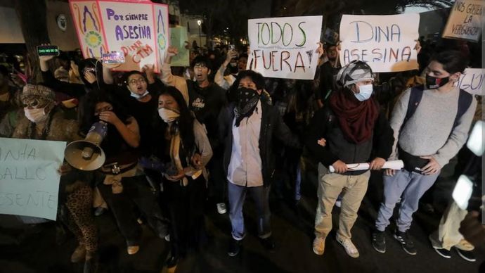 Orang-orang membawa poster yang menentang Presiden Dina Boluarte saat mereka berkumpul di luar Kedutaan Besar Ekuador menanggapi rumor bahwa Boluarte mungkin sedang mencari suaka di sana, setelah Kongres Peru memberikan suara untuk melanjutkan proposal pemakzulannya, di Lima, Peru, 9 Oktober 2025. Reuters tidak dapat secara independen memverifikasi rumor tersebut, dan para anggota parlemen Peru telah memutuskan untuk memanggil Boluarte agar membela diri di hadapan Kongres pada Kamis.