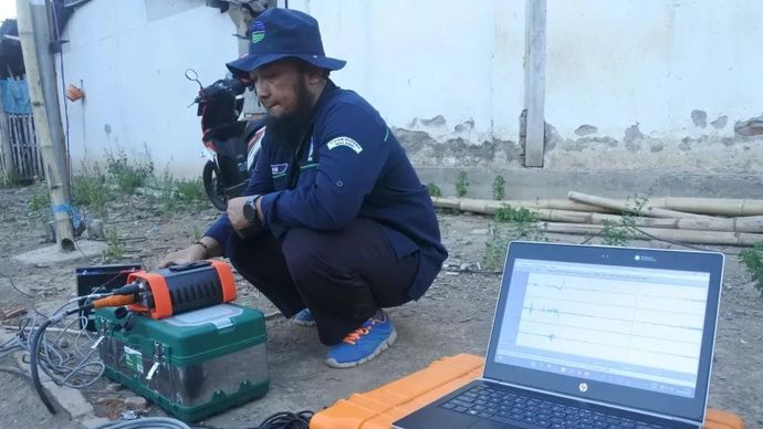 Petugas Badan Meteorologi, Klimatologi dan Geofisika (BMKG) memasang alat pendeteksi gempa di lokasi terdampak gempa Desa Sumberwaru, Banyuputih, Situbondo, Jawa Timur, Jumat (26/9/2025). BMKG Stasiun Geofisika Pasuruan Jawa Timur mencatat hingga hari ini pukul 08.00 WIB, terjadi sebanyak 26 kali gempa susulan dengan kekuatan berkurang atau melemah mulai dari magnitudo 3,6 hingga magnitudo 1,8, sejak gempa magnitudo 5,7 SR, Kamis 25 September sore yang dimutakhirkan menjadi magnitudo 5,4. ANTARA FOTO/Seno/rwa.