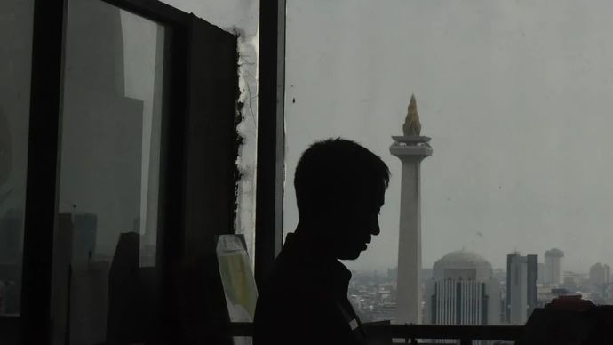 Siluet Aparatur Sipil Negara (ASN) dengan latar belakang Monas saat hari pertama bekerja setelah libur lebaran di Balai Kota DKI Jakarta, Selasa, 16 April 2024. ANTARA FOTO/Indrianto Eko Suwarso/wpa.