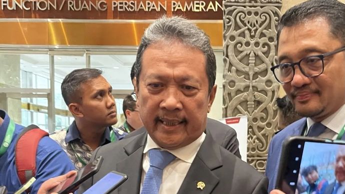 Menteri Kelautan dan Perikanan (KP) Sakti Wahyu Trenggono menanggapi pertanyaan awak media di sela acara Indonesia International Sustainability Forum (IISF) 2025, di Jakarta International Convention Center, Jakarta, Jumat, 10 Oktober 2025. ANTARA/Arnidhya Nur Zhafira