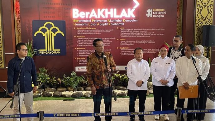 Menteri Hukum Supratman Andi Agtas (tengah) dan Sekretaris Jenderal Partai Solidaritas Indonesia Raja Juli Antoni (kanan) menyampaikan keterangan kepada pers usai serah terima surat kepengurusan di Kantor Kementerian Hukum, Jakarta, Jumat, 10 Oktober 2025. ANTARA/Fath Putra Mulya