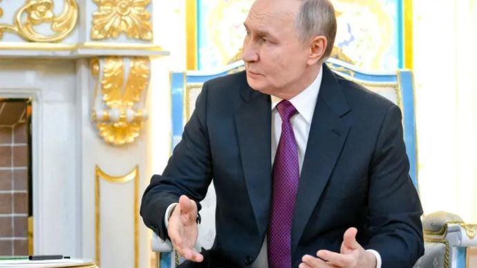 Presiden Rusia Vladimir Putin menghadiri pertemuan dengan Presiden Azerbaijan Ilham Aliyev di Dushanbe, Tajikistan, pada 9 Oktober 2025.