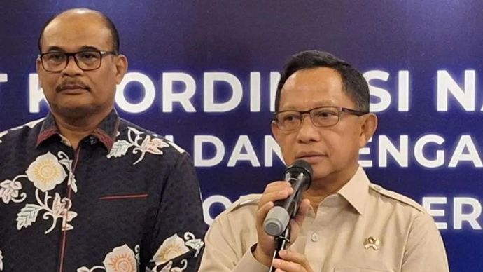 Menteri Dalam Negeri (Mendagri) Tito Karnavian (tengah) memberikan keterangan kepada wartawan usai menghadiri Rapat Koordinasi Nasional Pembinaan dan Pengawasan Tahun 2025 Inspektorat Jenderal (Itjen) Kementerian Dalam Negeri di Jakarta, Kamis (9/10/