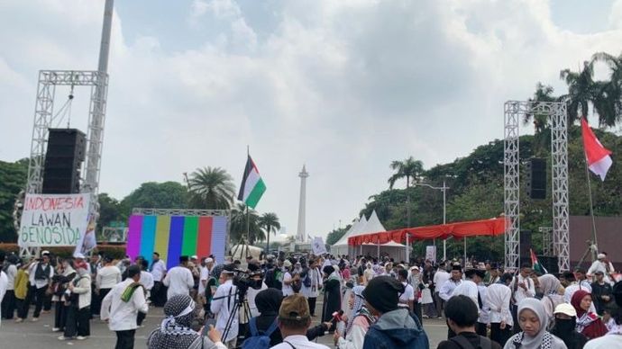 Peserta aksi mulai mengosongkan jalanan di kawasan Patung Kuda, Kecamatan Gambir, Jakarta Pusat pada Minggu, 12 Oktober 2025. (ANTARA/Mario Sofia Nasution)