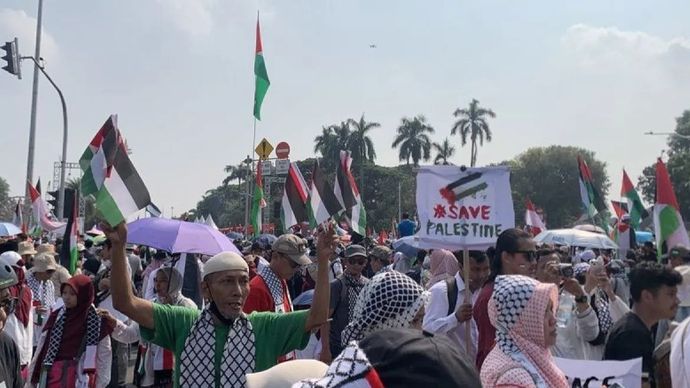 Ribuan orang mengikuti aksi bela Palestina bertajuk Indonesia Tolak Genosida di kawasan Patung Kuda, Jakarta Pusat, Minggu, 12 Oktober 2025. ANTARA/Mario Sofia Nasution/aa.