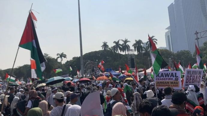 Ribuan warga mengikuti aksi Indonesia Lawan Genosida yang dipusatkan di kawasan Patung Kuda, Jakarta Pusat pada Minggu, 12 Oktober 2025. (ANTARA/Mario Sofia Nasution)