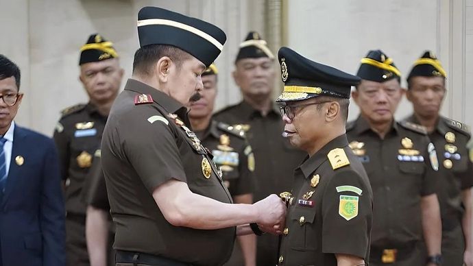 Jaksa Agung ST Burhanuddin (kiri) melantik Jaksa Agung Muda Bidang Pembinaan (Jambin) Hendro Dewanto di Gedung Utama Kejaksaan Agung, Jakarta, Kamis 2 Oktober 2025. ANTARA/HO-Kejaksaan Agung RI/aa. (Handout Kejaksaan Agung RI)