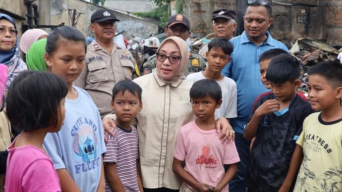 Menteri Pemberdayaan Perempuan dan Perlindungan Anak Arifah Fauzi (tengah) berbincang dengan anak-anak saat meninjau posko pengungsian kebakaran di Pengadegan Timur, Jakarta Selatan. ANTARA/HO-KemenPPPA