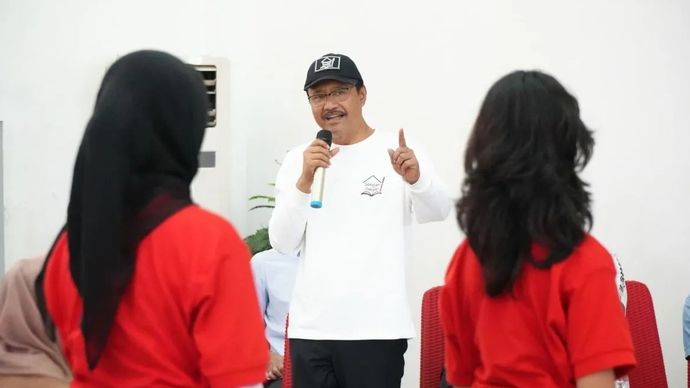 Menteri Sosial Saifullah Yusuf (Gus Ipul) berdialog dengan siswa dari enam Sekolah Rakyat di Sentra Terpadu Pangudi Luhur (STPL) Bekasi, Minggu, 12 Oktober 2025. ANTARA/HO-Kemensos