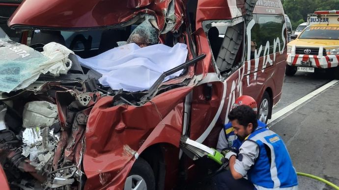 Truk Travel Kecelakaan di Tol Purbaleunyi
