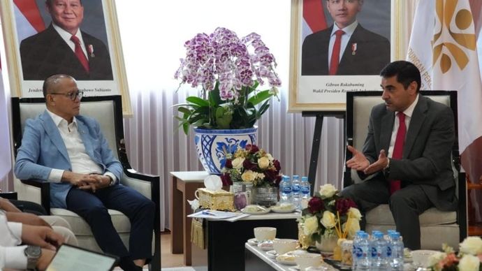 Menteri Pelindungan Pekerja Migran Indonesia (P2MI) Mukhtarudin, dan Duta Besar Yordania untuk Indonesia, Sudqi Al Omoush, di Kantor KemenP2MI, Jakarta, Senin 13 oktober 2025.