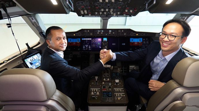 Menteri Transmigrasi M. Iftitah Sulaiman Suryanagara dalam kunjungannya ke perusahaan dirgantara Cina, Commercial Aircraft Corporation of China, Ltd (COMAC)