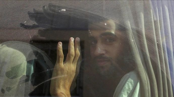 Seorang warga Palestina, yang ditahan di penjara Israel dan dibebaskan, terlihat di dalam sebuah bus yang membawanya pulang. ANTARA/Anadolu/as. 
