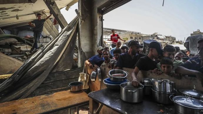 Arsip - Warga Palestina menunggu bantuan makanan dari pusat distribusi makanan di kamp pengungsi Jabalia, Jalur Gaza utara, 11 Mei 2025. 