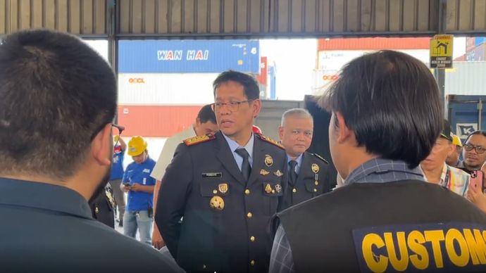 Menteri Keuangan (Menkeu) Purbaya Yudhi Sadewa melakukan inspeksi mendadak (sidak) ke Pelabuhan Tanjung Priok, Jakarta, pada Senin 3 Oktober 2025.  