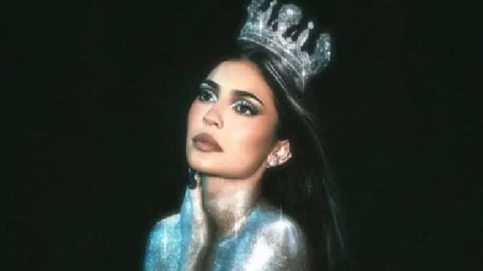 Kylie Jenner pakai mahkota karya Rinaldy Yunardi