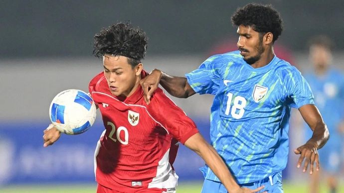 Pesepak bola Timnas Indonesia U-23 Hokky Caraka (kiri) berebut bola dengan pesepak bola Timnas India U-23 Areesinte Purakkal Muhammed Saheef (kanan) pada laga persahabatan di Stadion Madya, Kompleks GBK, Jakarta, Jumat 10 Oktober 2025. Indonesia dikalahkan India dengan skor 1-2. ANTARA FOTO/Fauzan/mrh/bar