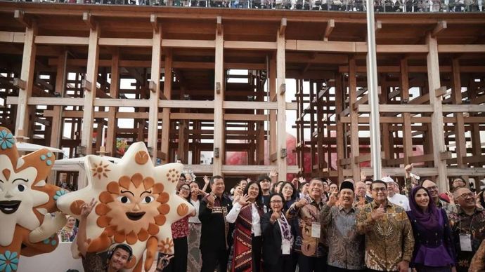 Menteri Perencanaan Pembangunan Nasional/Kepala Badan Perencanaan Pembangunan Nasional (PPN/Bappenas) Rachmat Pambudy (menggunakan kopiah hitam) dan Menteri Ekonomi Kreatif/Kepala Badan Ekonomi Kreatif Teuku Riefky Harsya (kanan Kepala Bappenas) bersama para jajaran foto bersama dalam agenda Penutupan Paviliun Indonesia di World Expo 2025 Osaka, Jepang, Minggu (12/10/2025). 