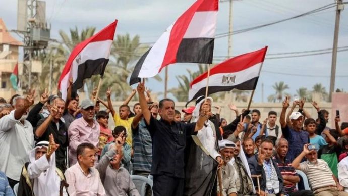 Warga merayakan kesepakatan gencatan senjata antara Israel dan kelompok perlawanan Hamas di Deir al-Balah, Jalur Gaza tengah, Palestina 9 Oktober 2025. ANTARA/Xinhua/Rizek Abdeljawad/aa.