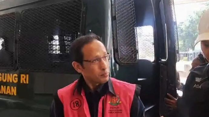 Tersangka kasus dugaan korupsi pengadaan alat TIK berupa laptop Chromebook di Kementerian Pendidikan, Kebudayaan Riset dan Teknologi (Kemendikbudristek) periode 2019&ndash;2022, Nadiem Makarim, menyapa awak media di Gedung Jampidsus Kejaksaan Agung, Jakarta, Selasa 14 Oktober 2025. ANTARA/Nadia Putri Rahmani.
