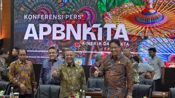 Wakil Menteri Keuangan Suahasil Nazara (kiri) dan Menteri Keuangan Purbaya Yudhi Sadewa dalam konferensi pers APBN KiTa di Jakarta, Selasa (14/10/2025)