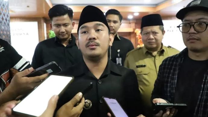 Bupati Bekasi Ade Kuswara Kunang saat memberikan keterangan kepada awak media. ANTARA/Pradita Kurniawan Syah.