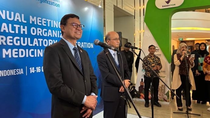 Kepala BPOM Taruna Ikrar (kiri) menjawab pertanyaan wartawan usai membuka The 16th Annual Meeting of the WHO-International Regulatory Cooperation for Herbal Medicine (WHO-IRCH) Network 2025 di Jakarta, Selasa, 14 Oktober 2025. ANTARA/Prisca Triferna