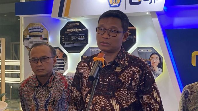 Direktur Jenderal Pajak Bimo Wijayanto saat wawancara cegat (doorstop) di Kantor Pusat DJP, Jakarta, Kamis (9/10/2025). 