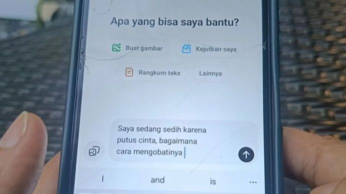 Ilustrasi - Seseorang tengah curhat dengan aplikasi AI pada ponsel pintarnya. (ANTARA/Ahmad Rifandi.) 